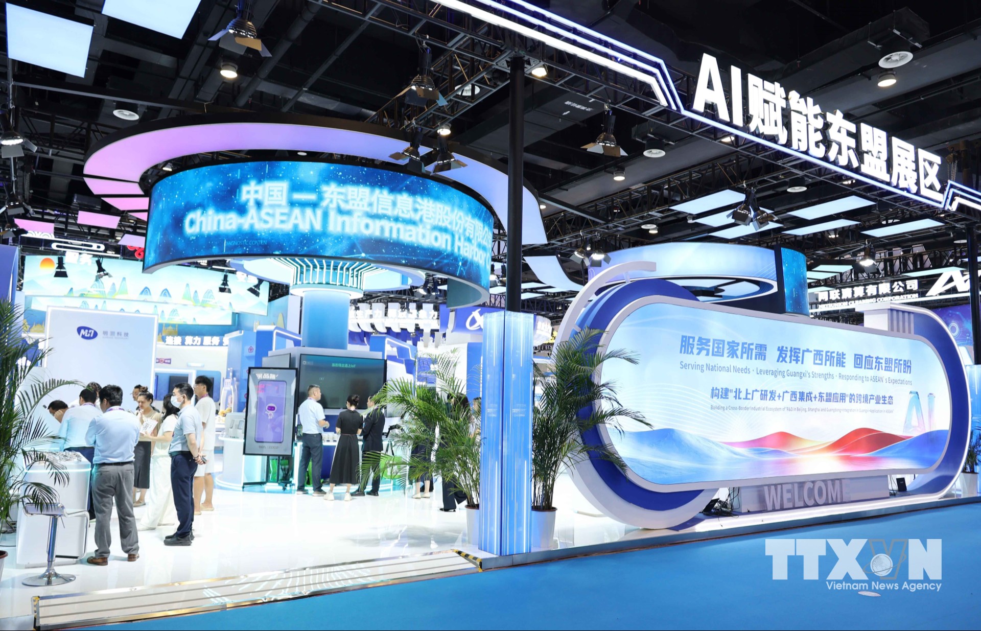 Các khu trưng bày về AI tại CAEXPO năm 2026 luôn thu hút sự quan tâm của doanh nghiệp cũng như người dân Trung Quốc và ASEAN. (Ảnh: Công Tuyên/TTXVN)